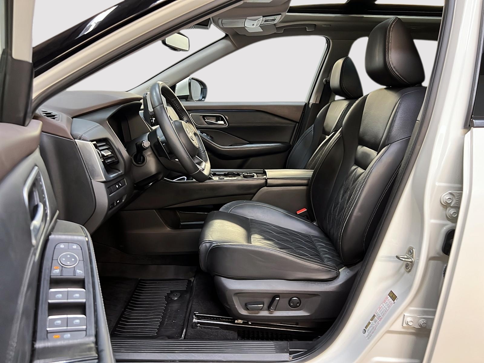 Nissan Rogue PLATINUM CUIR TOIT PANO NAV 4RM 2023 — photo 7