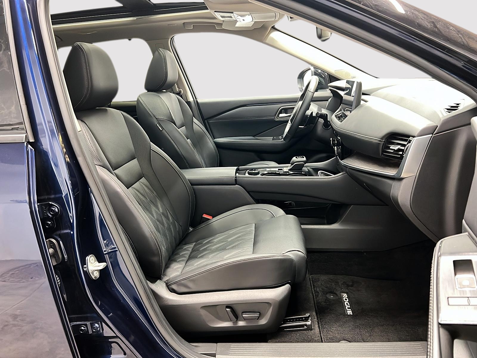 Nissan Rogue PLATINUM CUIR TOIT PANO NAV 4RM 2024 — photo 8