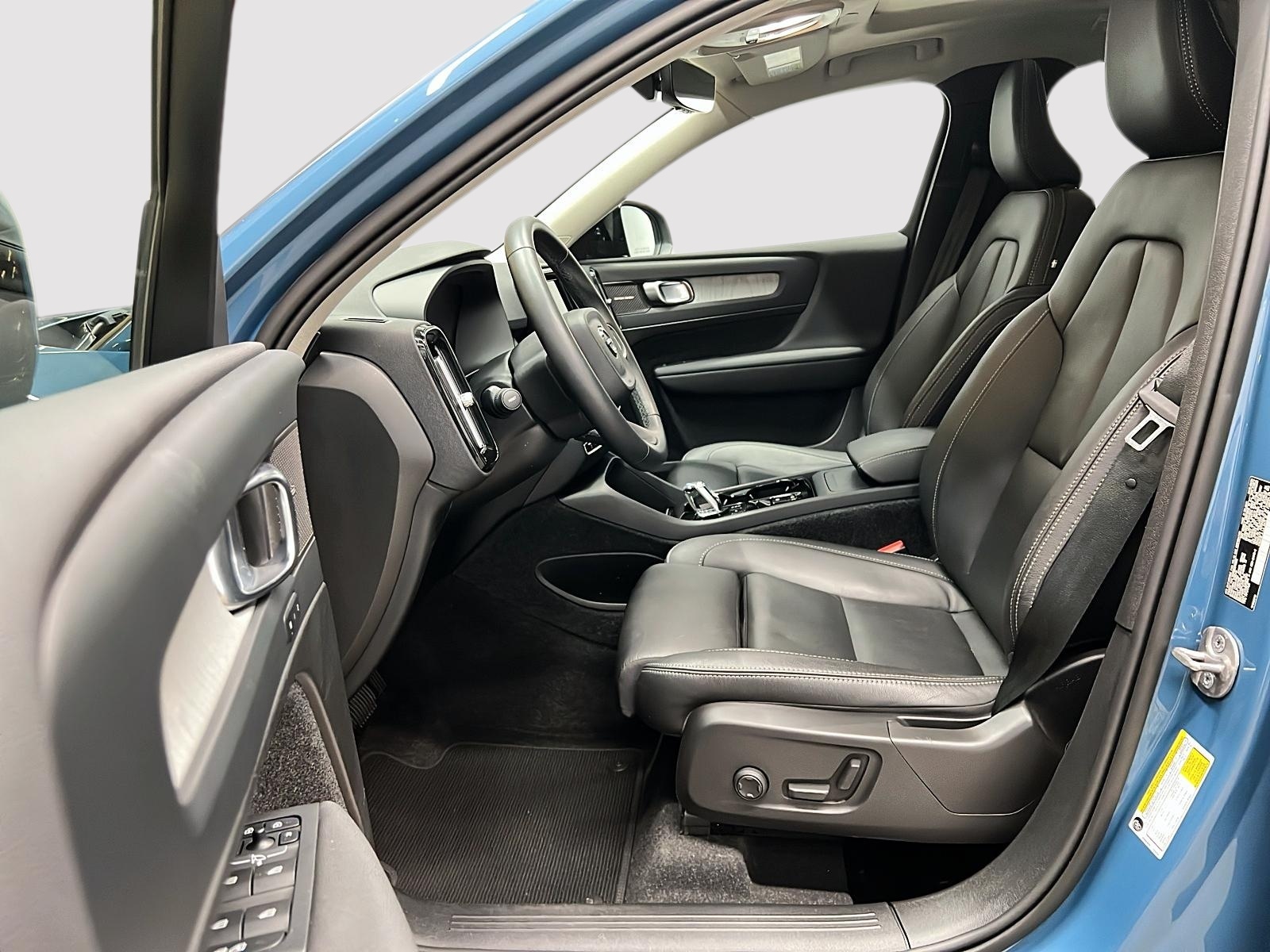Volvo XC40 B5 ULTIMATE CUIR TOIT PANO NAV 4RM 2024 — photo 7