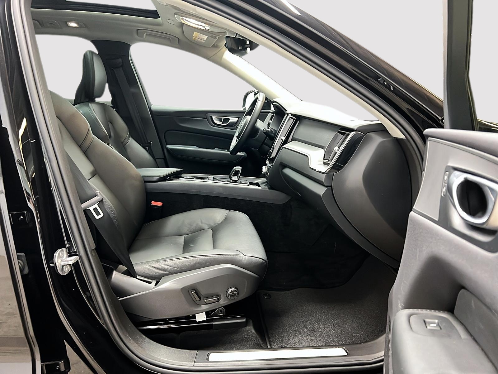 Volvo XC60 B5 CORE CUIR TOIT PANO NAV 4RM4RM 2024 — photo 8