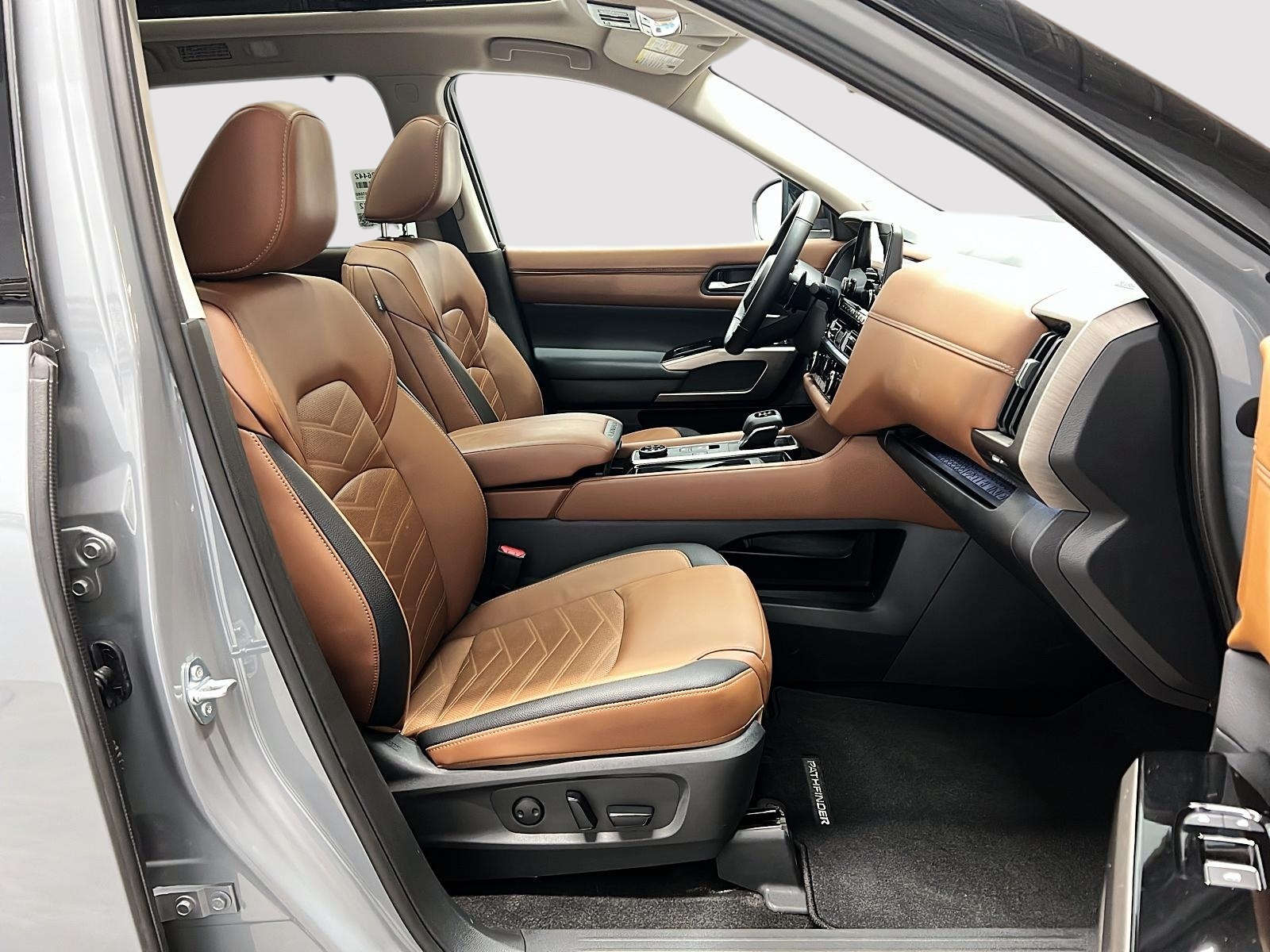 Nissan Pathfinder PLATINUM CUIR TOIT PANO NAV 4RM 2025 — photo 8