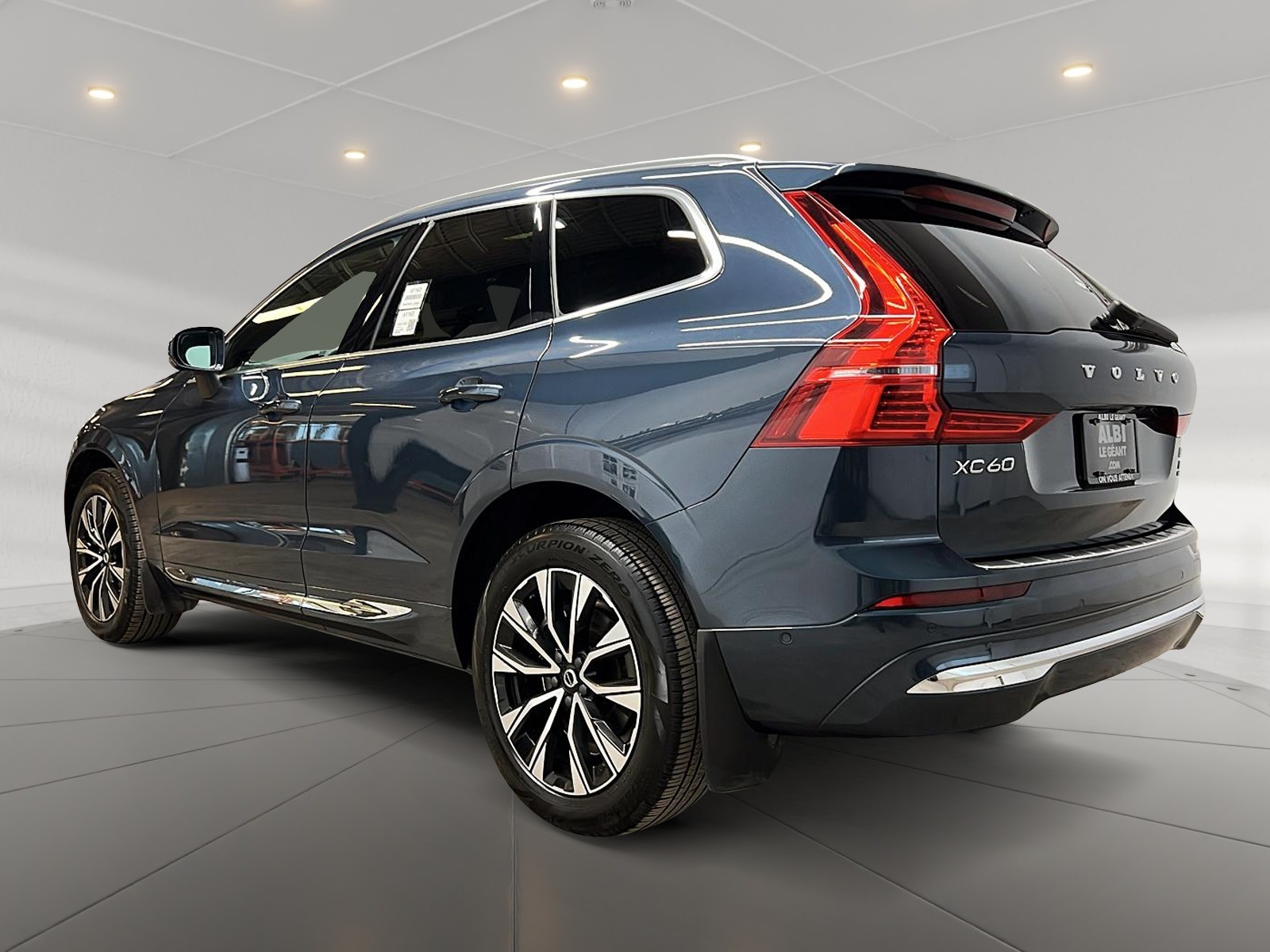 Volvo XC60 B6 PLUS CUIR TOIT PANO NAV 4RM 2023 — photo 6