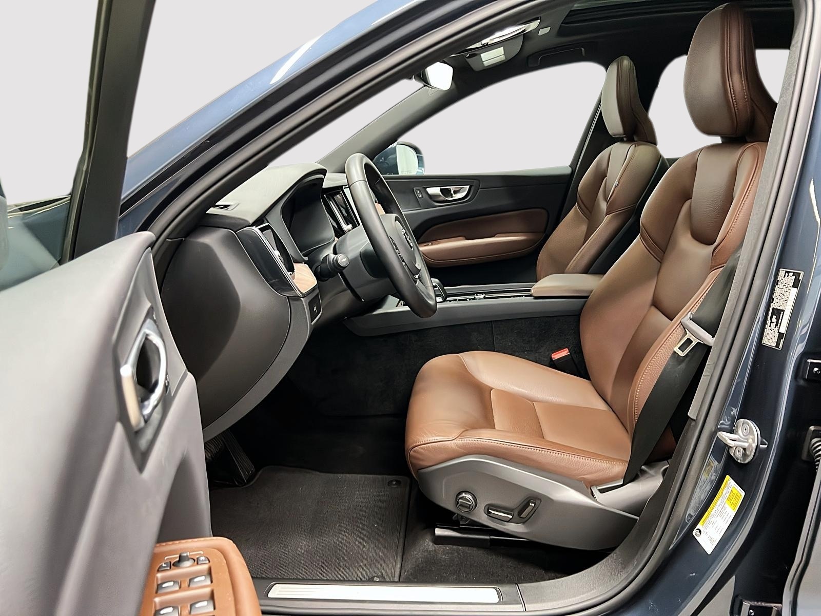 Volvo XC60 B6 PLUS CUIR TOIT PANO NAV 4RM 2023 — photo 7