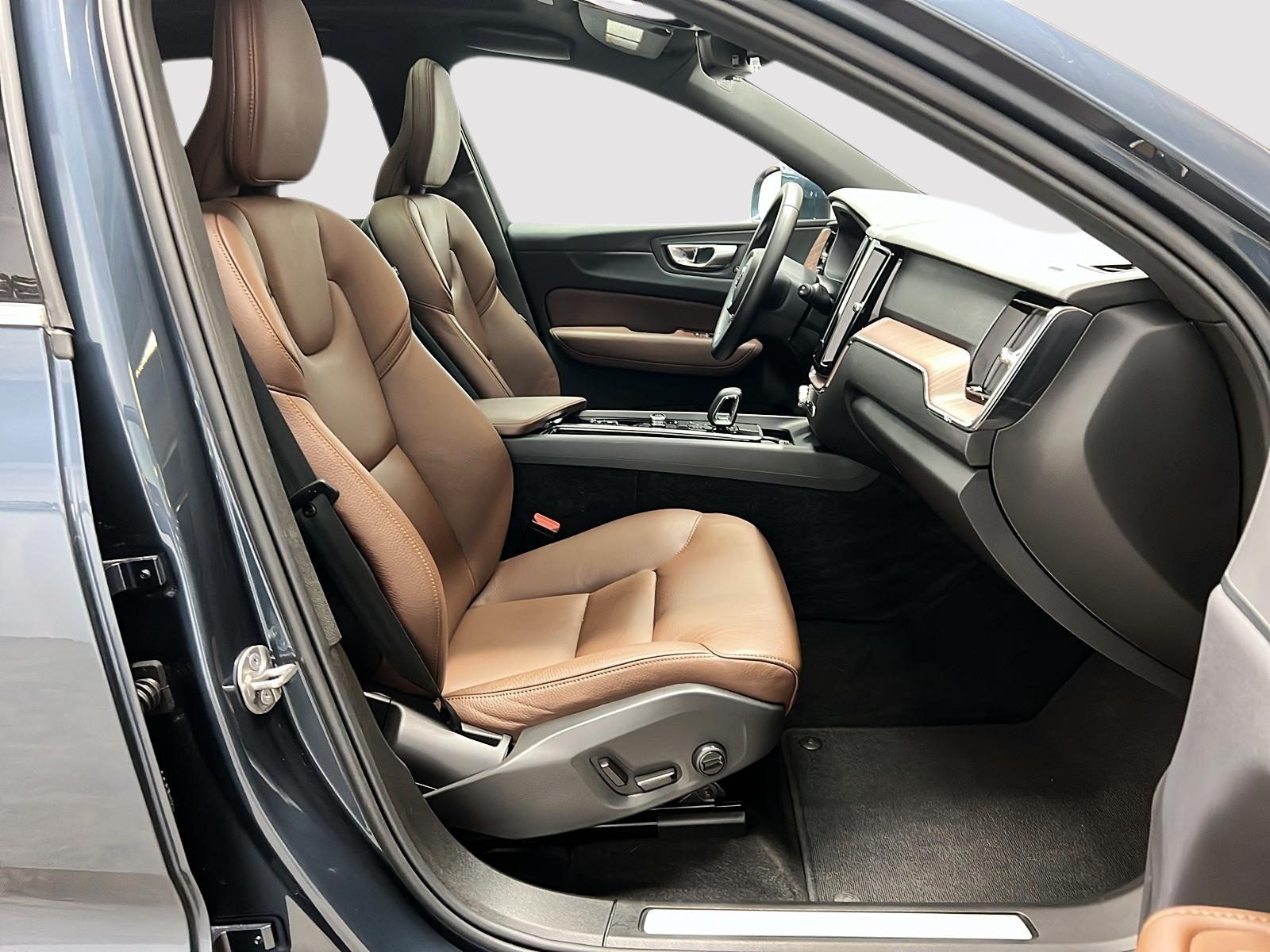 Volvo XC60 B6 PLUS CUIR TOIT PANO NAV 4RM 2023 — photo 8