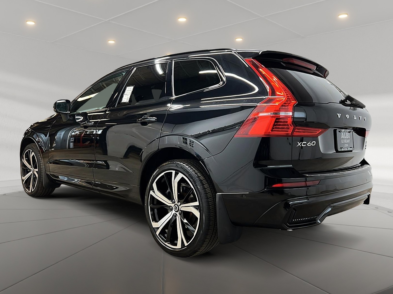 Volvo XC60 B6 R-DESIGN CUIR TOIT PANO NAV 4RM 2022 — photo 6