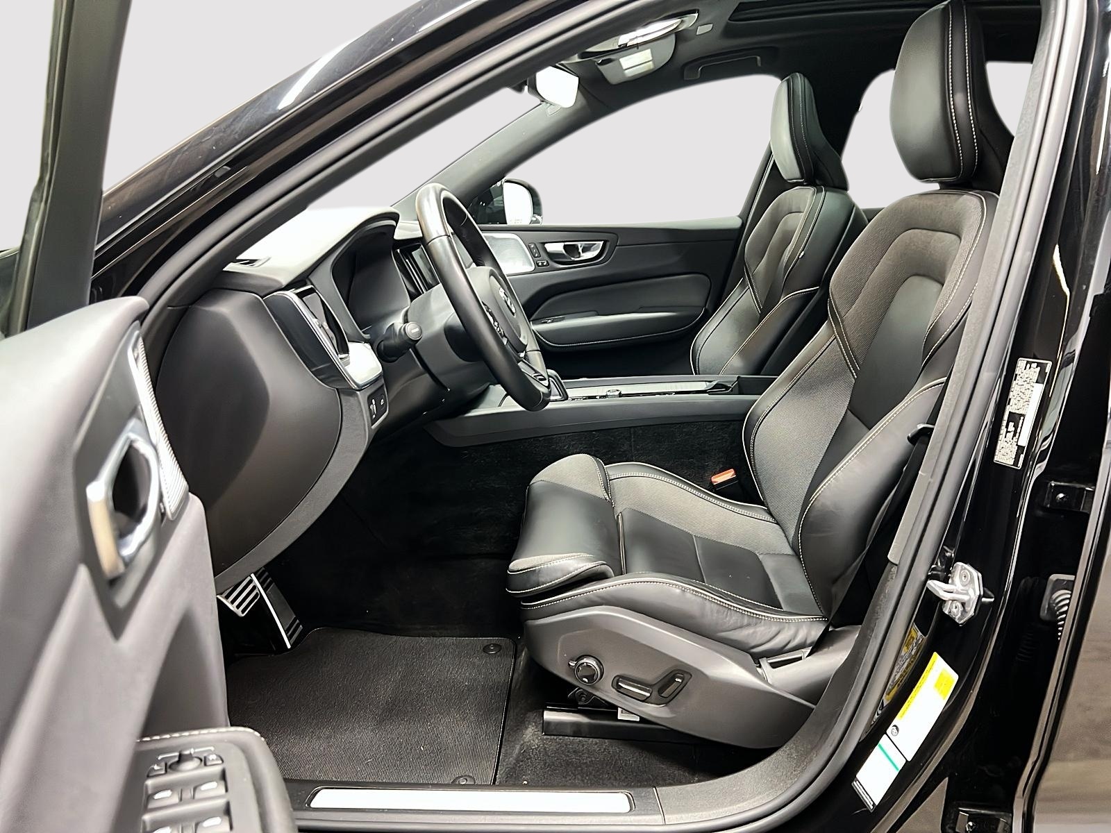 Volvo XC60 B6 R-DESIGN CUIR TOIT PANO NAV 4RM 2022 — photo 7