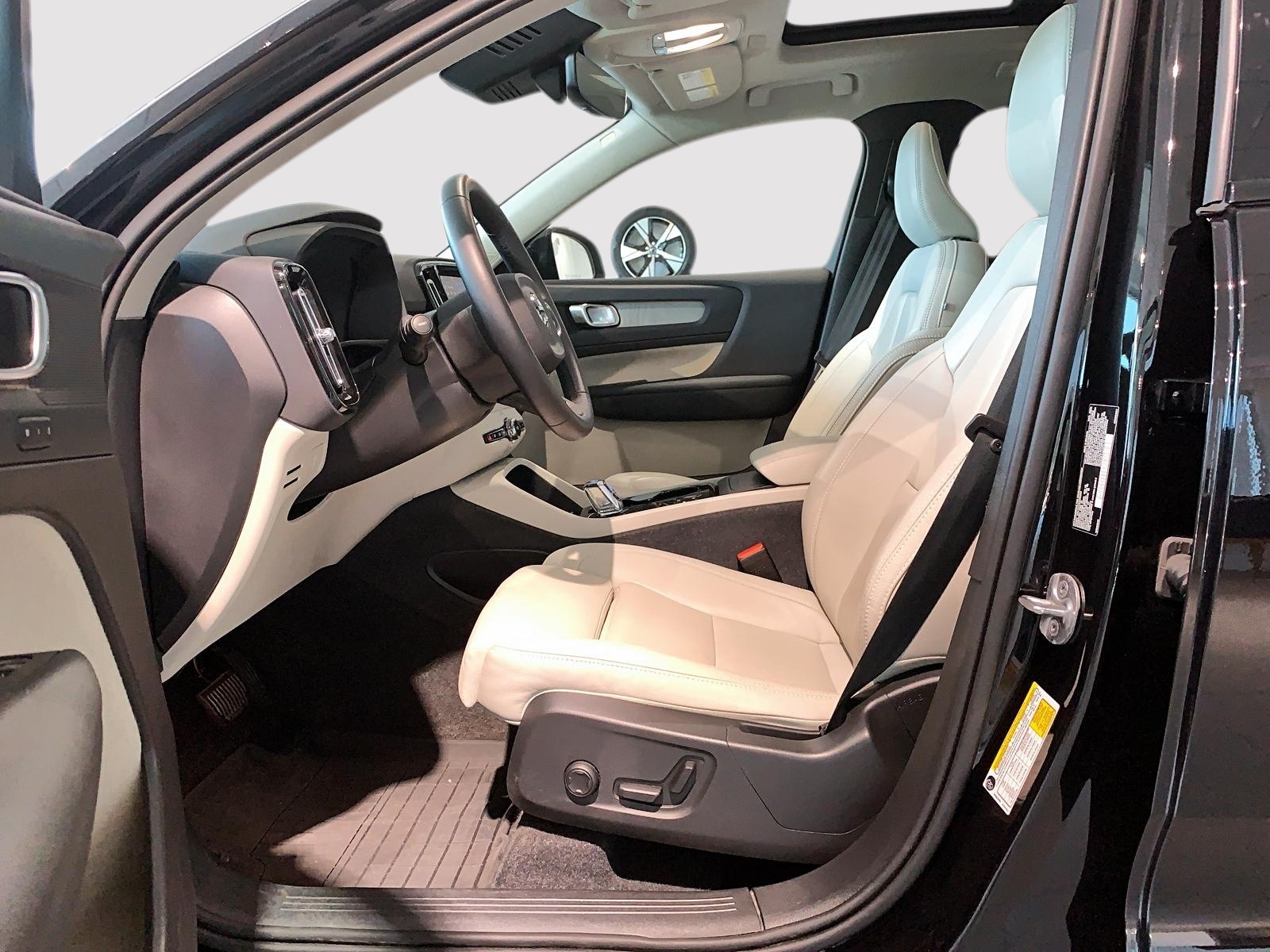 Volvo XC40 B5 PLUS CUIR TOIT PANO NAV 4RM 2025 — photo 7
