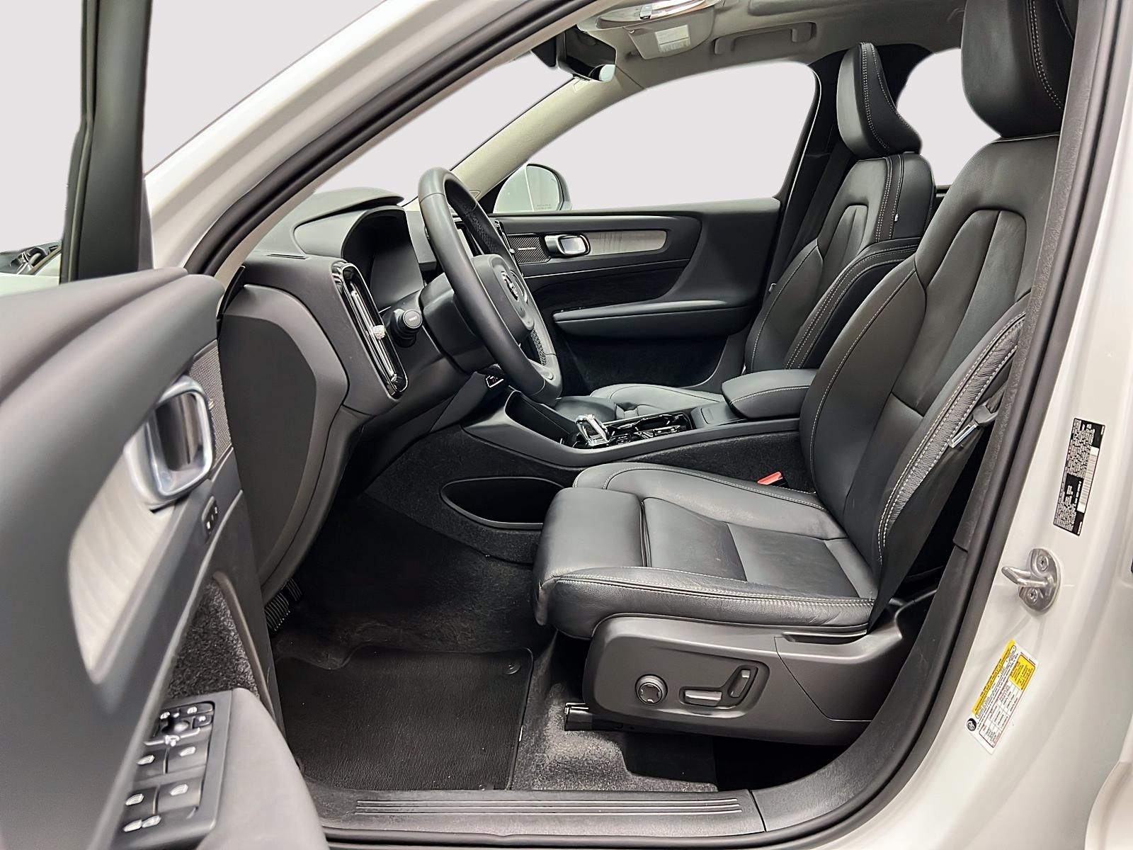 Volvo XC40 B5 ULTIMATE CUIR TOIT PANO NAV 4RM 2024 — photo 7