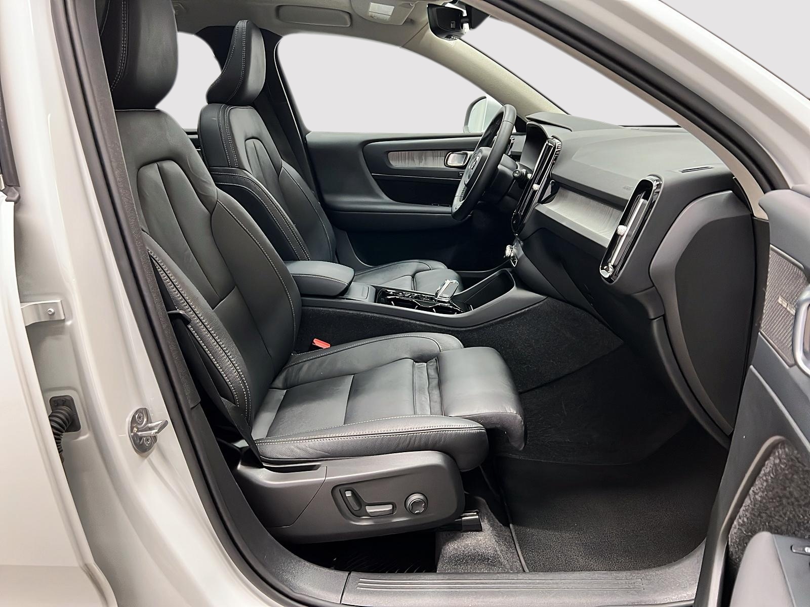 Volvo XC40 B5 ULTIMATE CUIR TOIT PANO NAV 4RM 2024 — photo 8