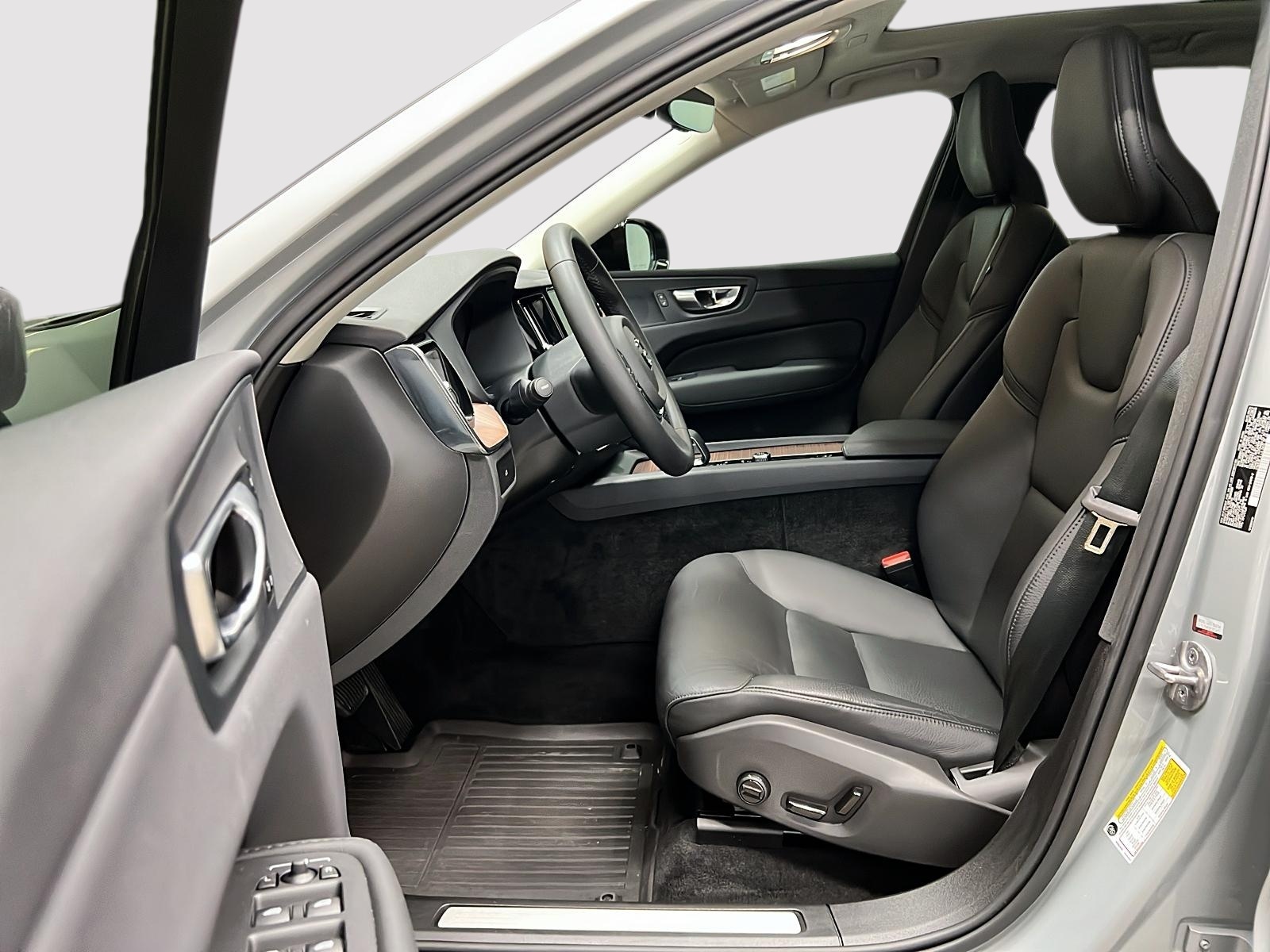 Volvo XC60 B5 PLUS CUIR TOIT PANO NAV 4RM 2024 — photo 7