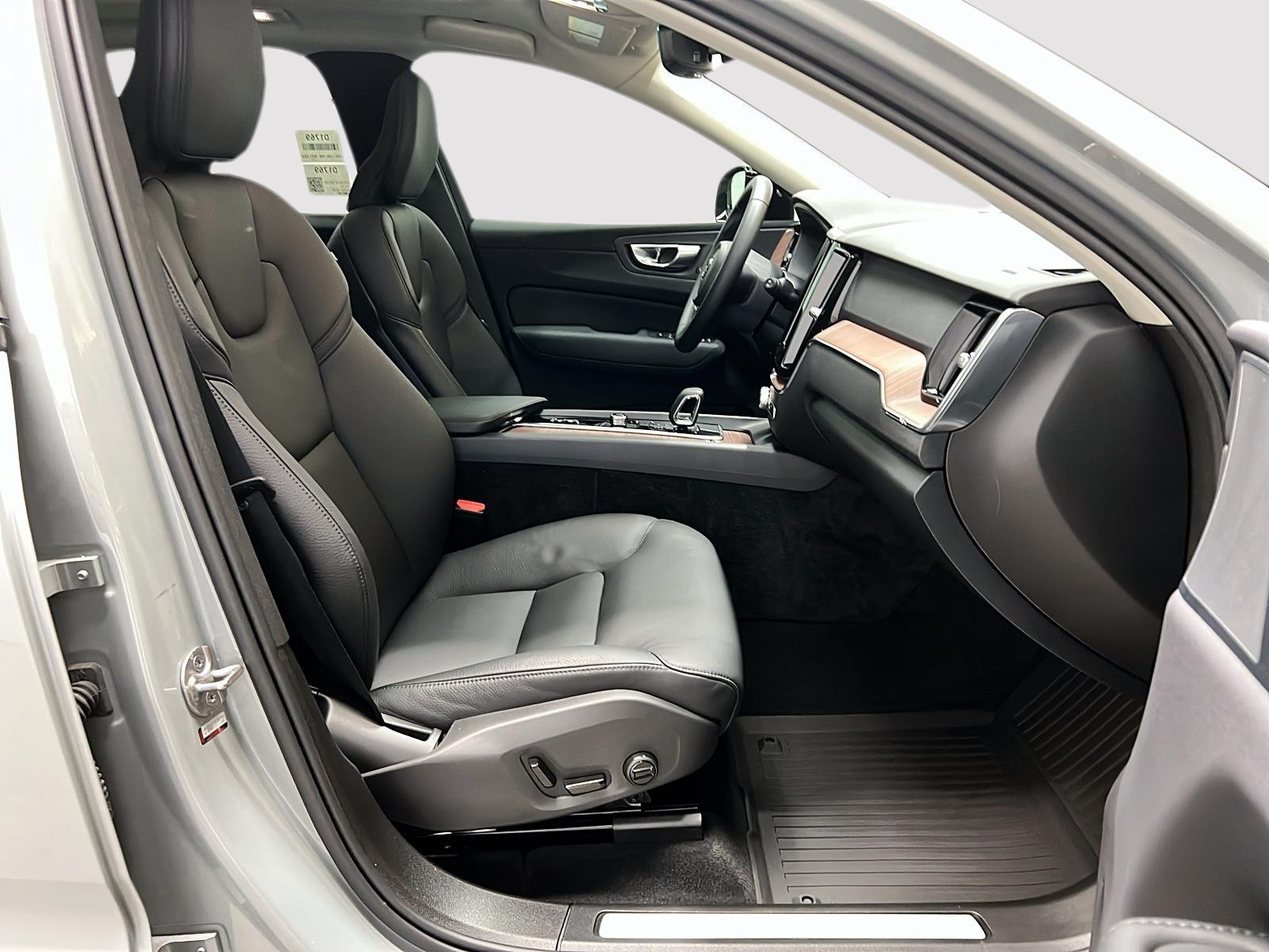 Volvo XC60 B5 PLUS CUIR TOIT PANO NAV 4RM 2024 — photo 8