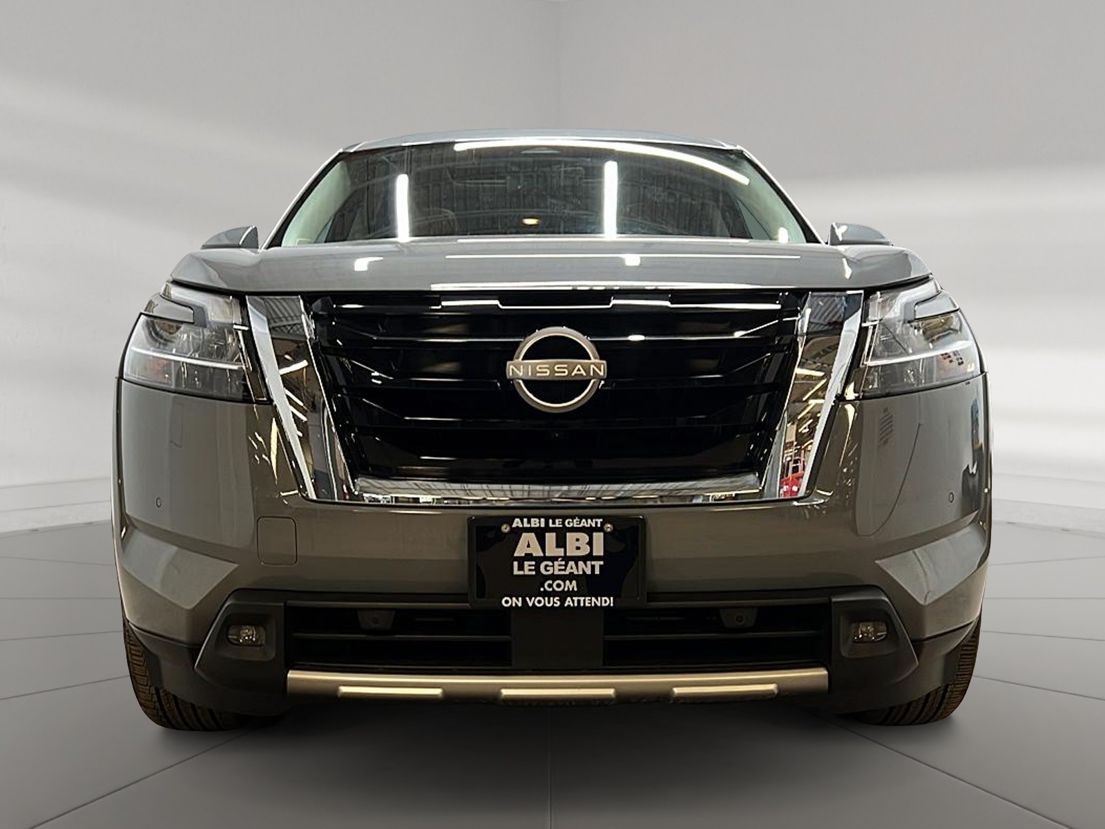 Nissan Pathfinder PLATINUM CUIR TOIT PANO NAV 4RM 2024 — photo 2