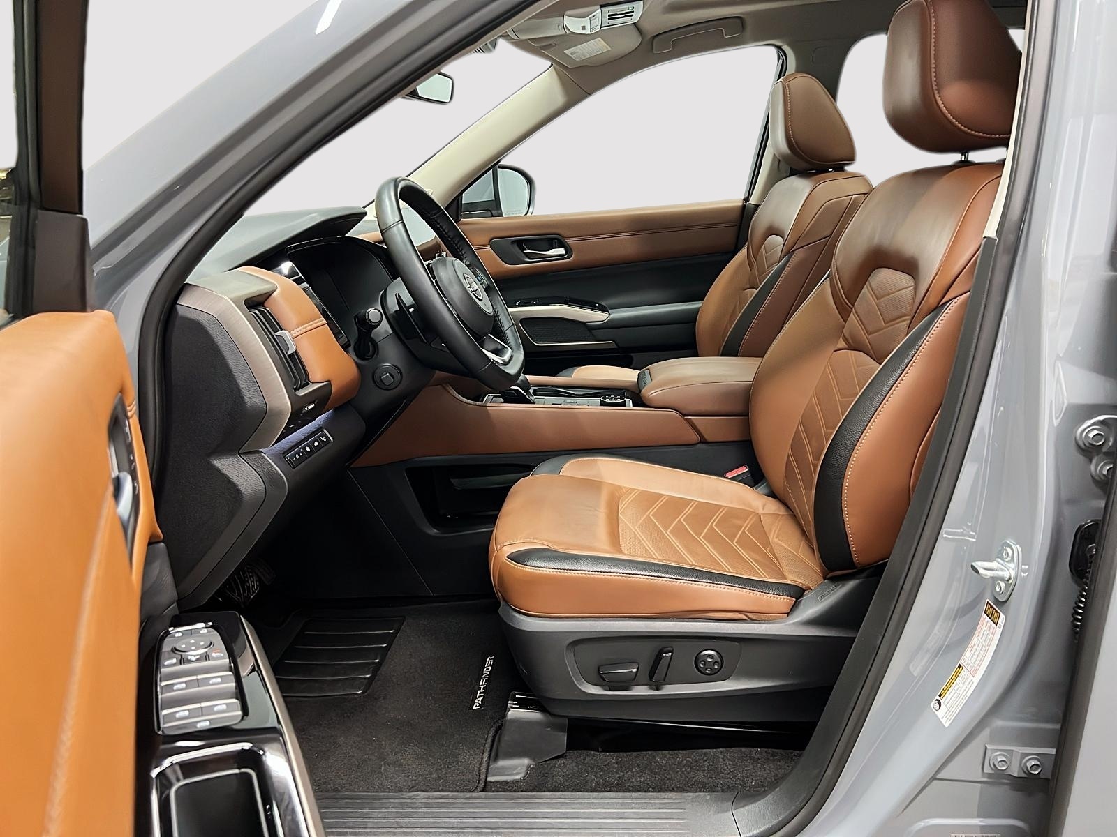 Nissan Pathfinder PLATINUM CUIR TOIT PANO NAV 4RM 2024 — photo 7