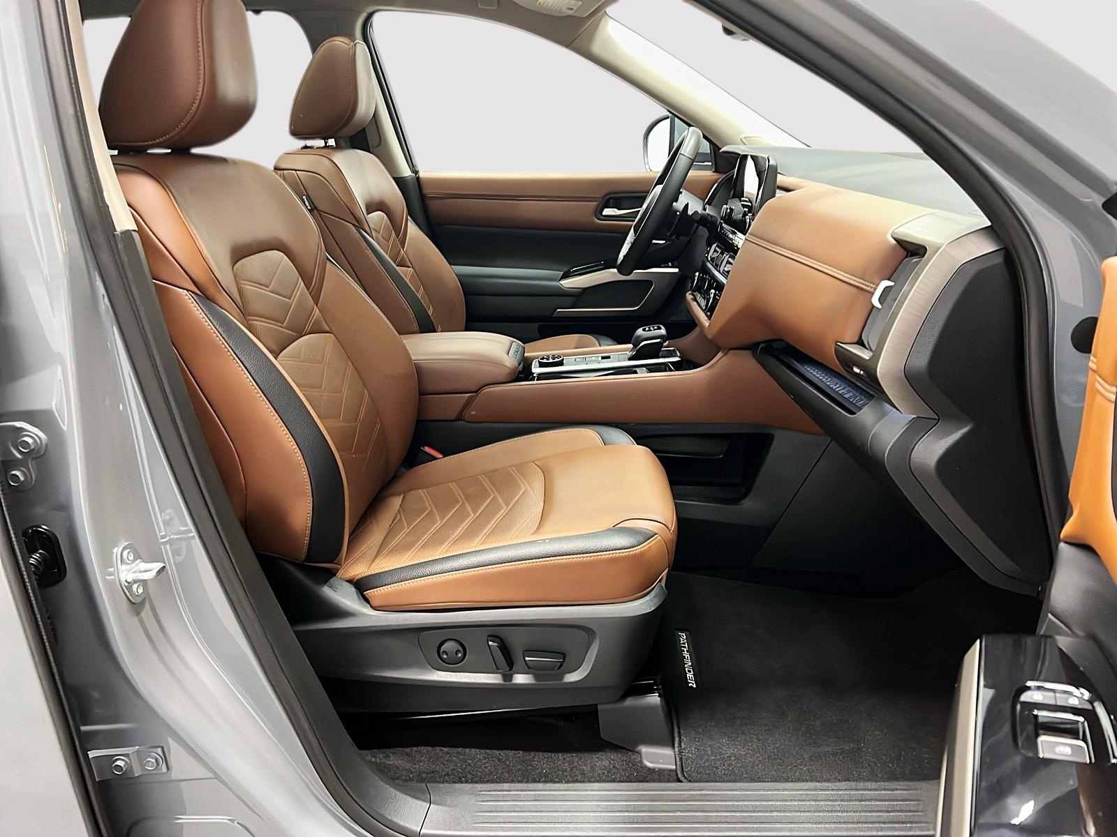Nissan Pathfinder PLATINUM CUIR TOIT PANO NAV 4RM 2024 — photo 8